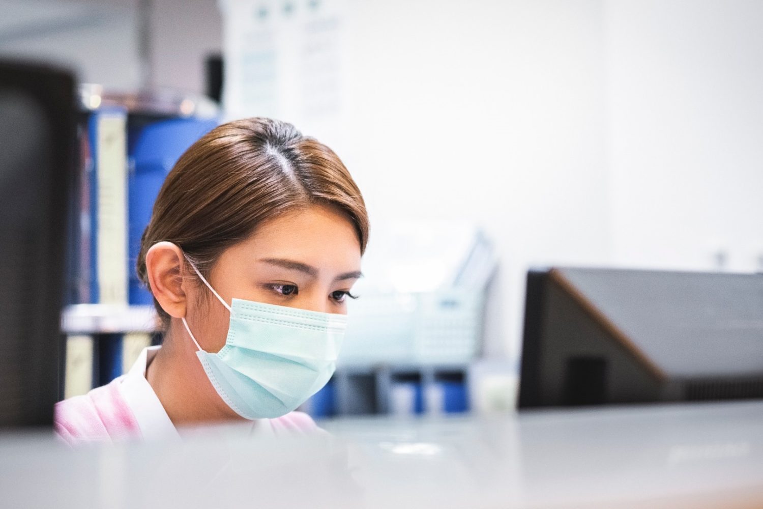 virtual-care Nurse looking at a computer screen